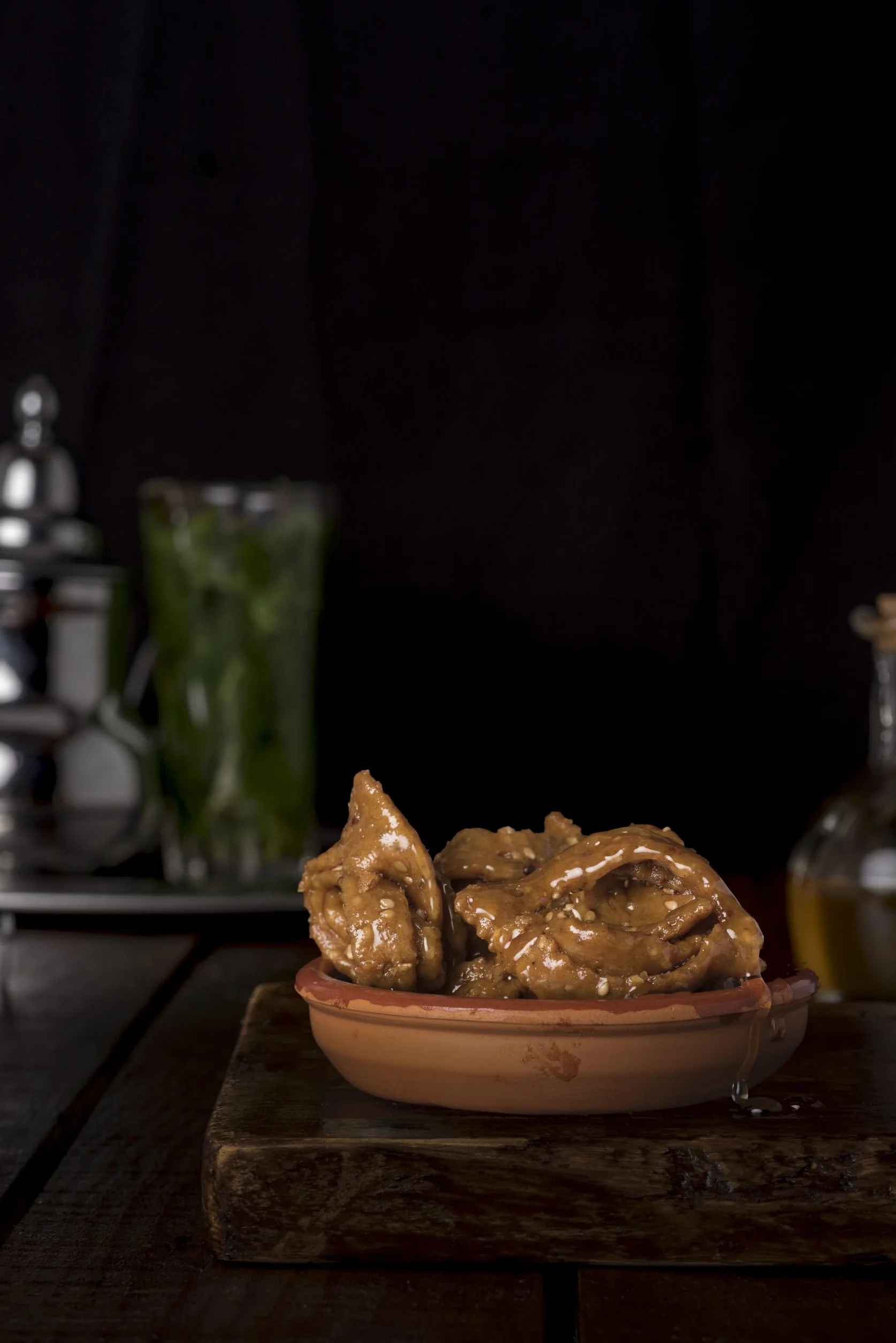 Chebakia Marroquí Artesanal – Dulce árabe tradicional con miel y sésamo, crujiente y aromático – Estuche regalo gourmet ideal para Navidad, Reyes, Ramadán y mesas dulces