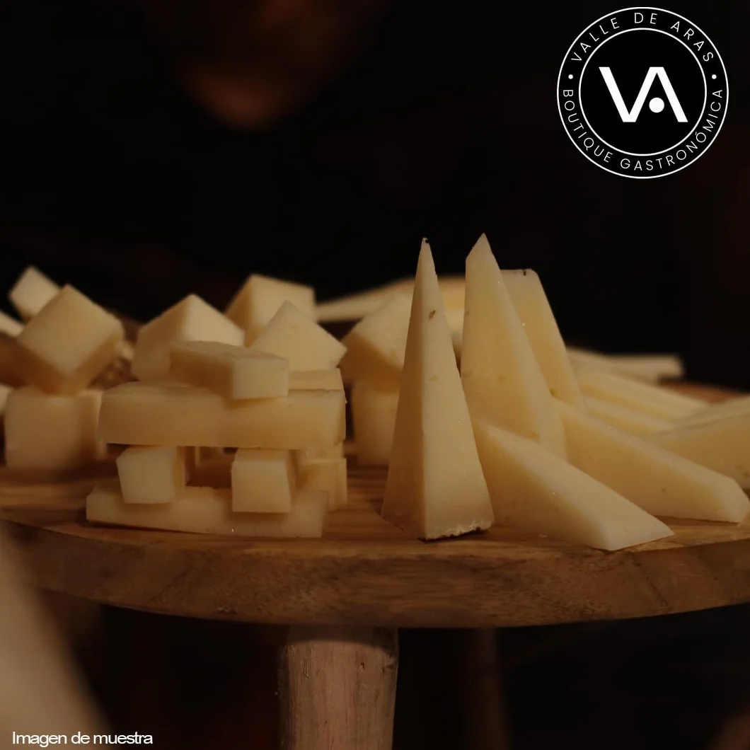 Tabla de Quesos Nacionales Gourmet | Selección Exclusiva de 900gr de queso cortado | Variedades Artesanales y Sabores Auténticos | Ideal para Maridar con Vinos y Realzar Cualquier Ocasión Especial