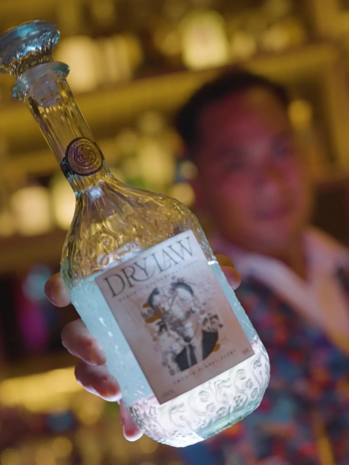 Drylaw Vodka orgánico premium de uvas Chardonnay. Afrutado y floral, con notas de ciruela jugosa, vainilla suave y hierbas frescas. Botella decorativa. Gold en Global Spirits Masters 2024.