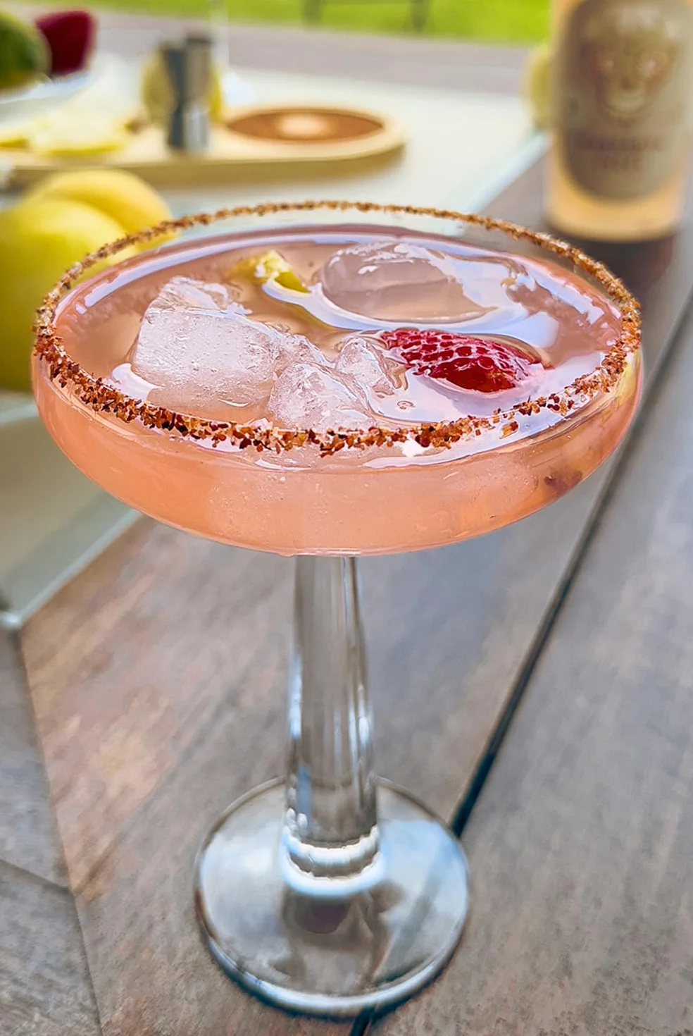 MiLove Margarita Fresa – Cóctel Premium, artesano y natural, elaborado con tequila Agave azul (México), fresas nacionales, limón mediterráneo, licor triple seco y jarabe simple – 75 cl.