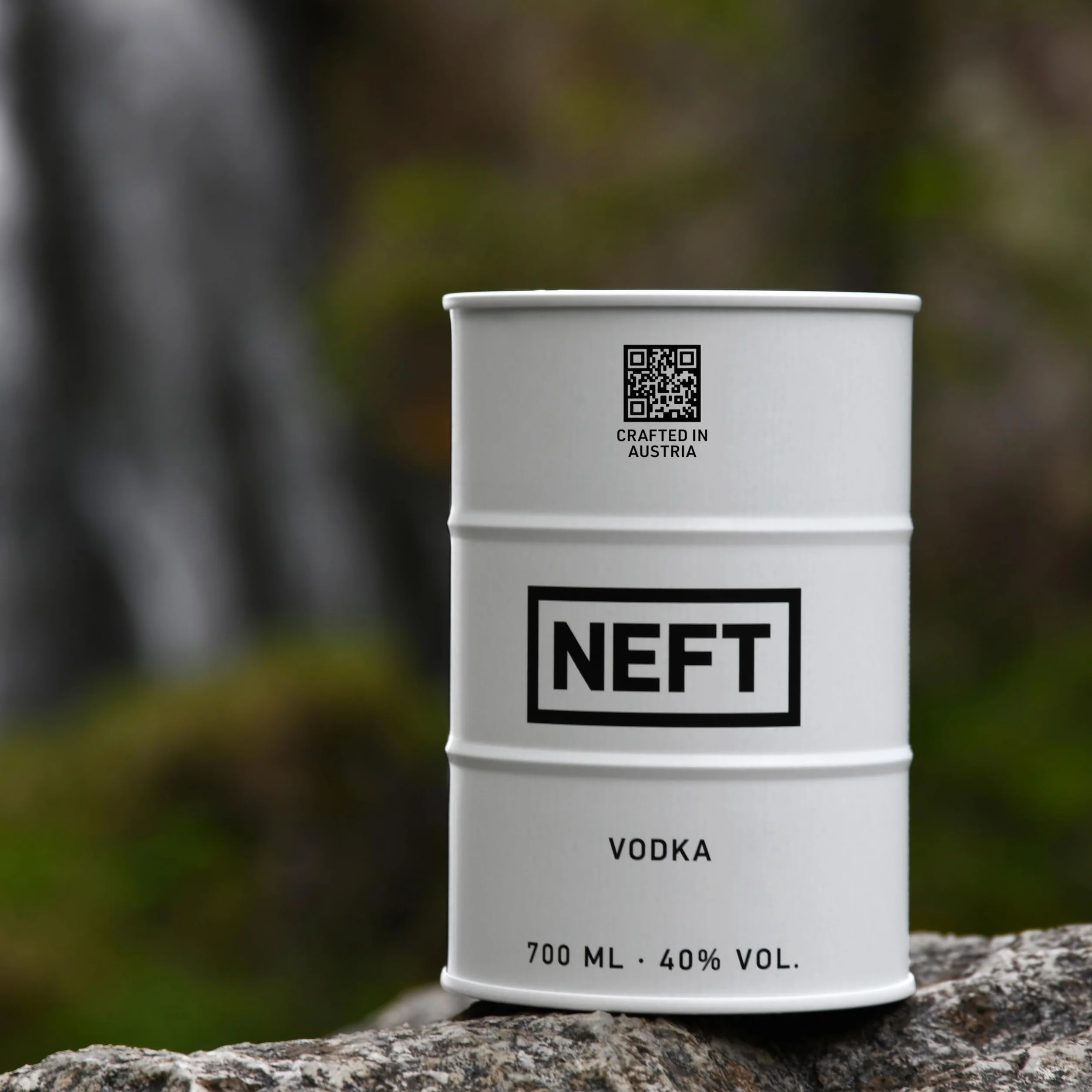 Neft Vodka White Barrel 70 cl – Vodka premium de Austria – 40 % vol. | Agua de manantial alpino y centeno | Suave, puro y elegante | Lata irrompible | Ideal solo o en cócteles