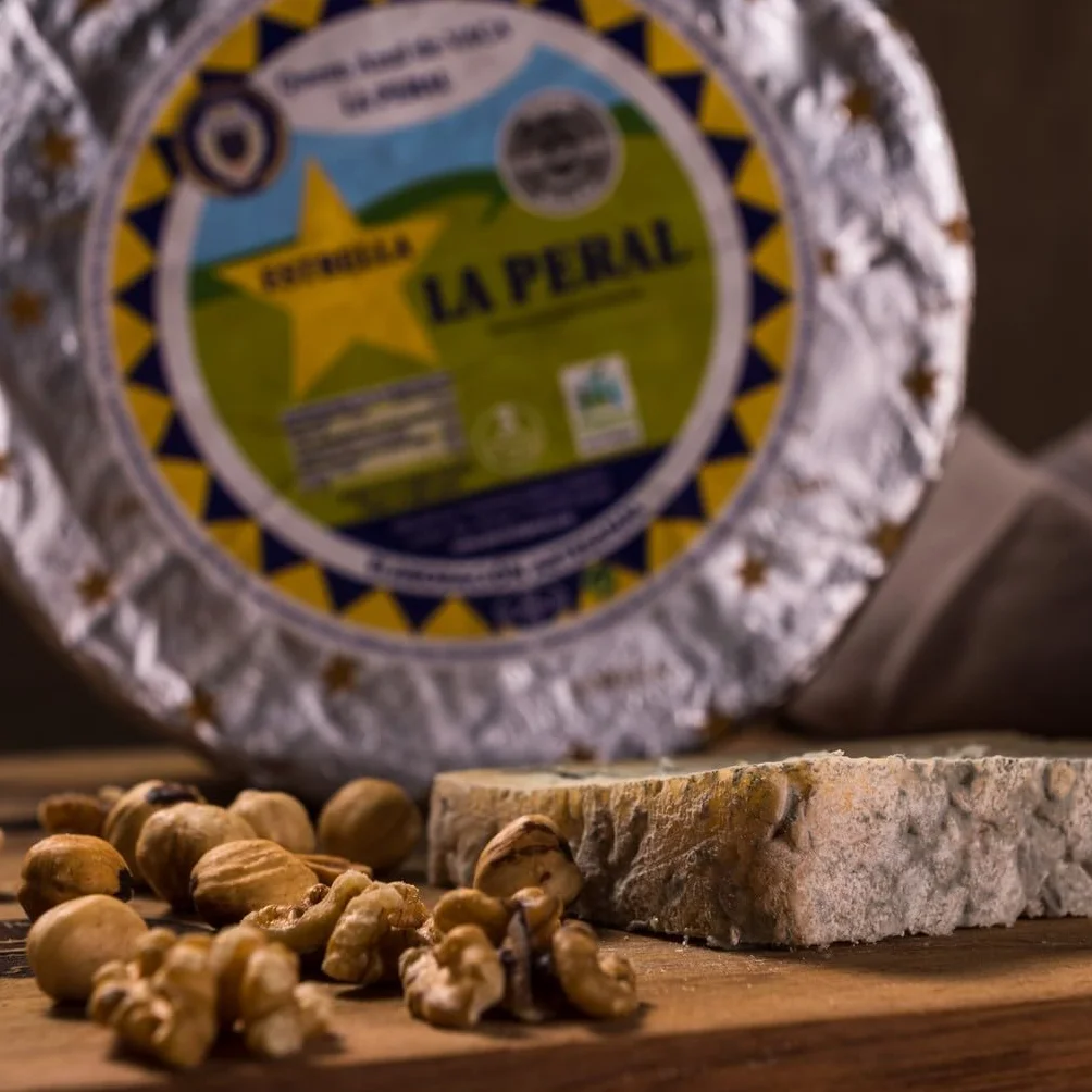 QUESO ASTURIANO SEMI-AZUL "LA PERAL" DE ILLAS (750 grs.)