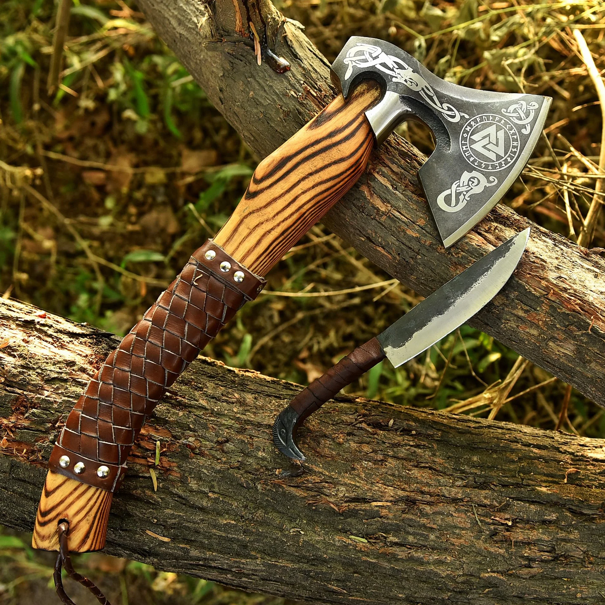 Hacha vikinga hecha a mano 2 en 1 con cuchillo cabeza de gallo, mango 48 cm madera arce, hoja acero carbono 1095, funda cuero