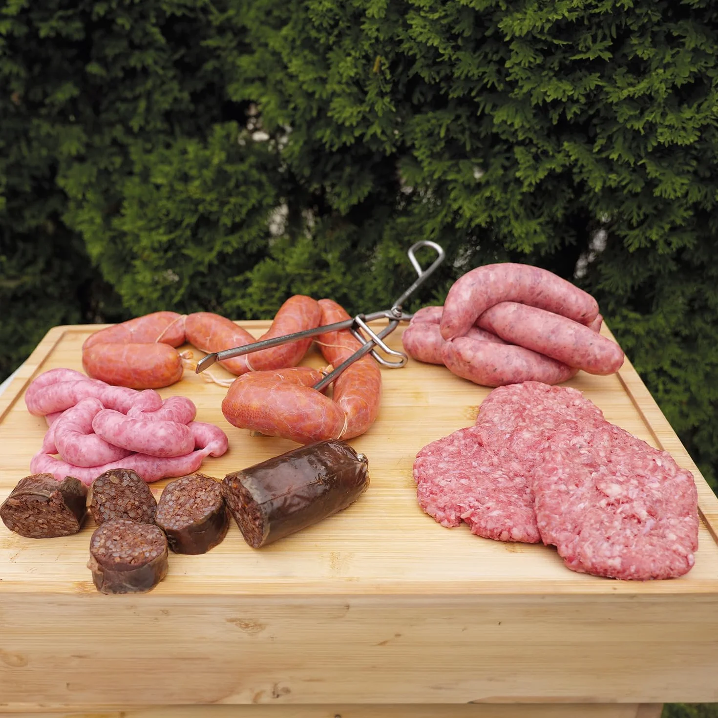 EMBUTIDOS LA PEPITA Pack Barbacoa Clásico (4 pax) 4 Hamburguesas mixta (vacuno/cerdo), 6 Chorizos Criollos, 1 Morcilla arroz, 8 Chorizos Rojos, 8 Salchichas Blancas Cerdo