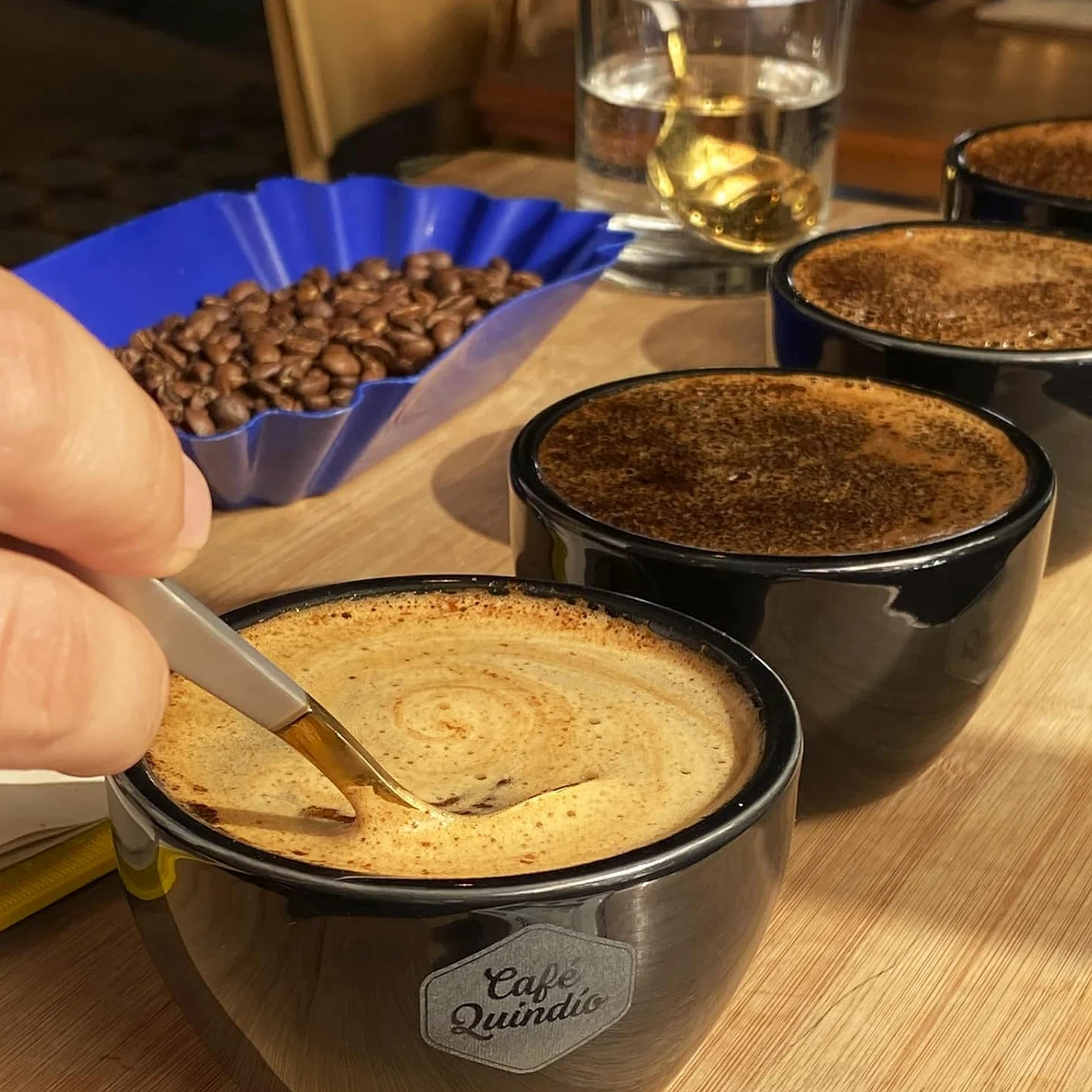 Café Quindío - Cafe Especialidad Molido, 100% Arábica Colombia | Origin único, SCA 87.68, tueste medio, ideal para cafetera goteo, prensa francesa o V60 (340 g, Caramelo)