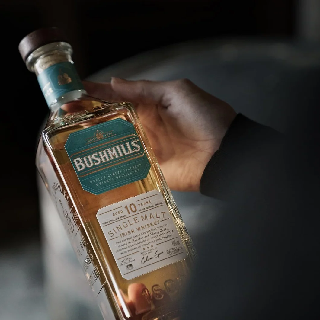 Bushmills - Whiskey Irlandés 10 años - Single Malt Triple Destilado - Whisky Premium - Madurado en barrica de Bourbon y Bota de Jerez según la tradición desde 1608 - 700ml - 40º