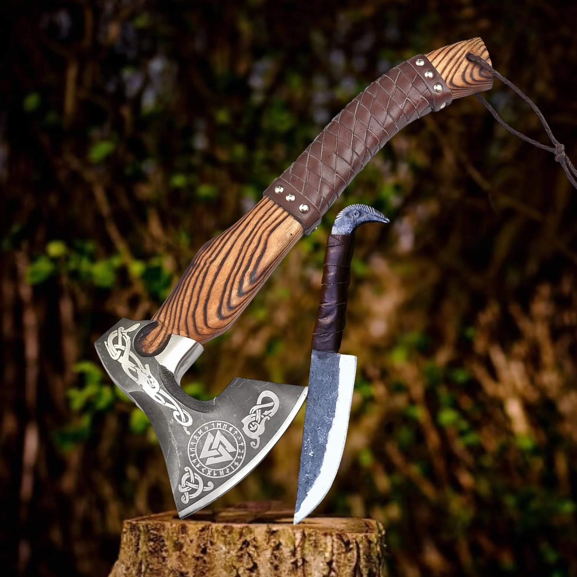 Hacha vikinga hecha a mano 2 en 1 con cuchillo cabeza de gallo, mango 48 cm madera arce, hoja acero carbono 1095, funda cuero