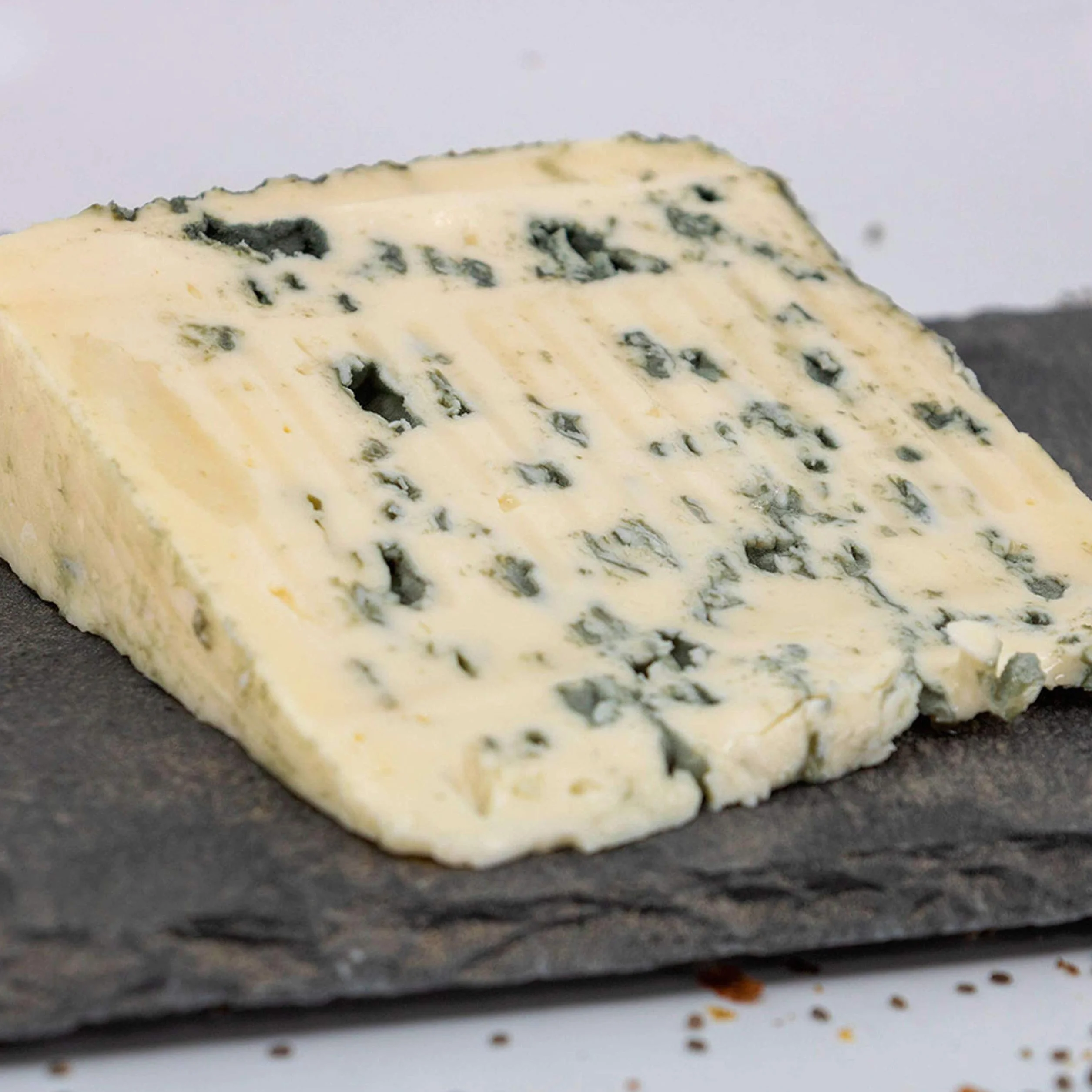 Queso Azul Cremoso Montagnolo - Hecho a partir de leche de vaca pasteurizada y se elabora a partir de una receta tradicional - Medio Queso 1.100 gramos Peso Aproximado