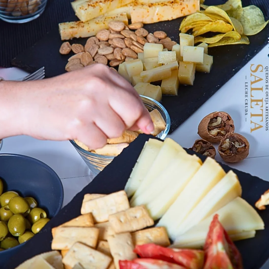 SALETA® Cesta Quesos Gourmet Regalo 4 Cuñas Queso Curado Semicurado Añejo Aceite Oliva Virgen Extra 1Kg