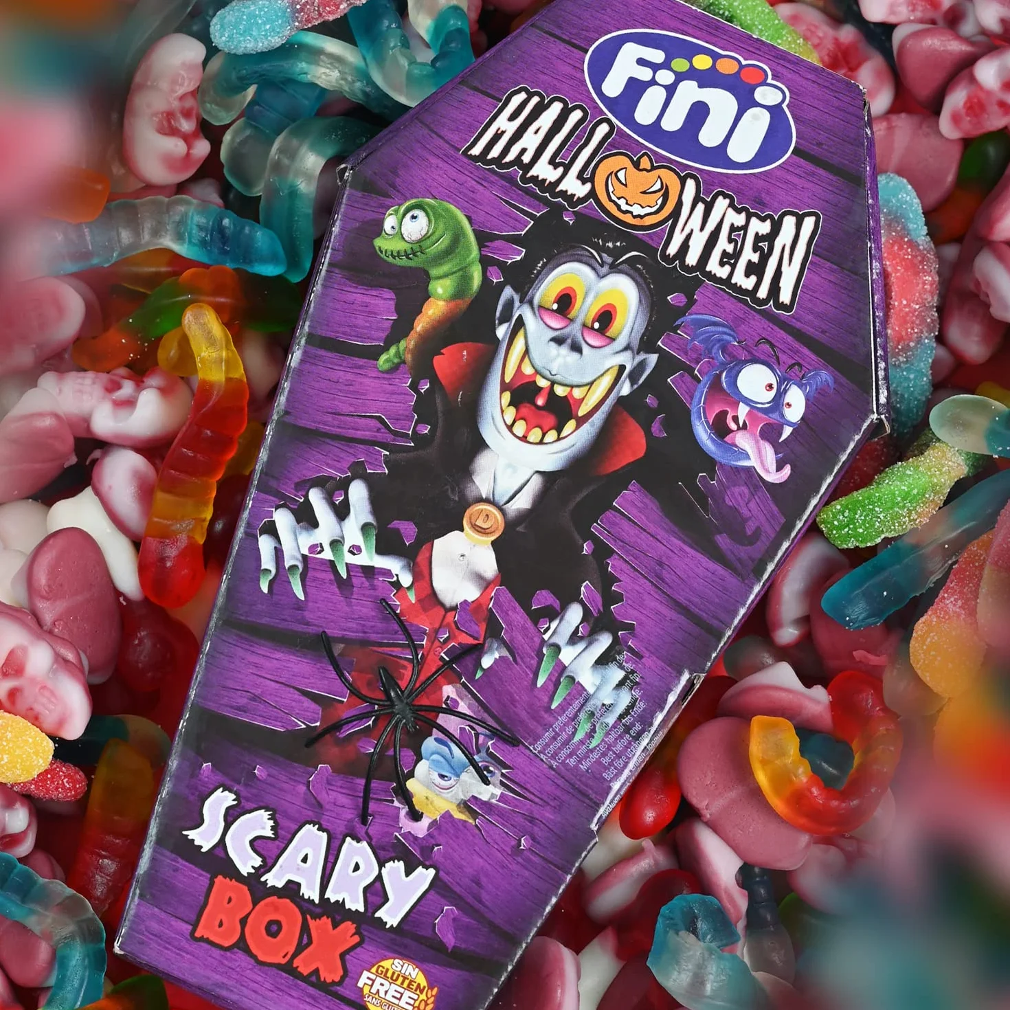 Fini Ataúd Scary Box | Surtido de Dulces con Gominolas, Piruletas, Geles y Caramelos Duros Rellenos de Chicles | Golosinas y Chuches para Halloween, Cumpleaños y Regalos - 92 gr