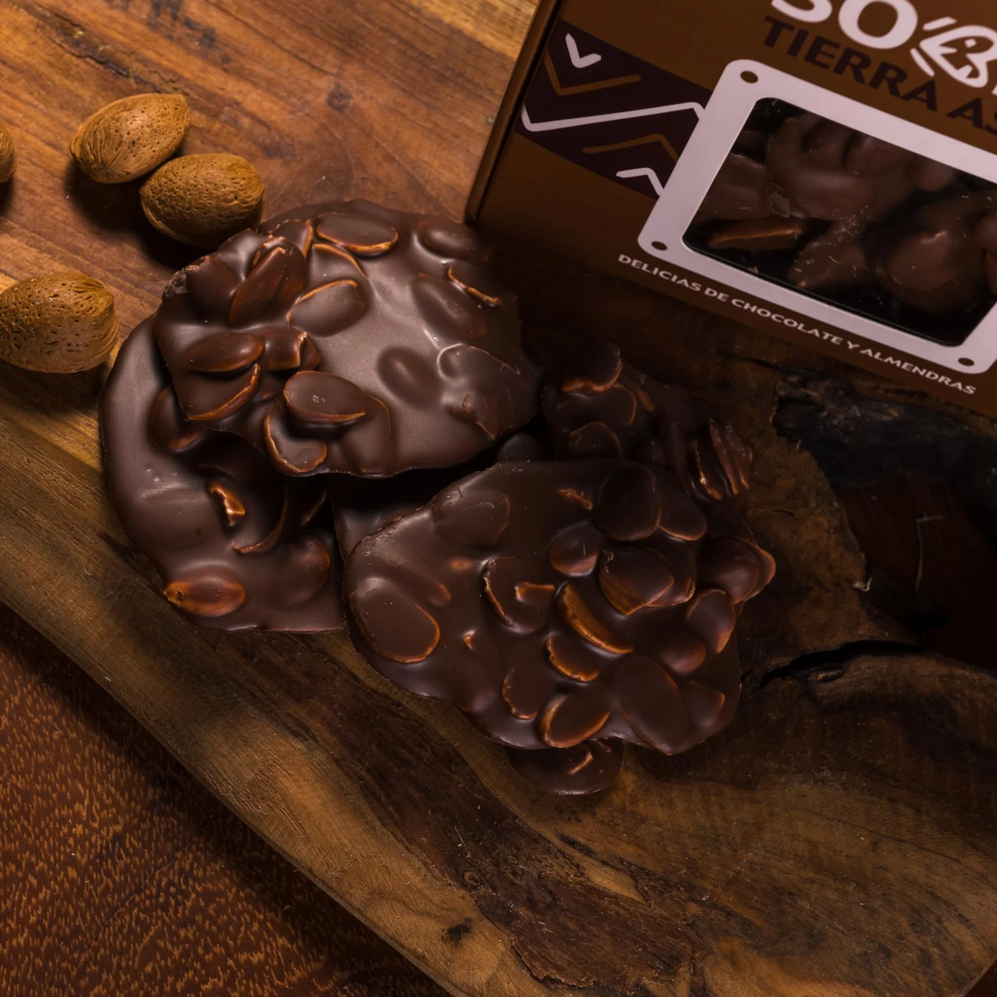 Tierra Astur Sobias Chocolate con Almendras Crujientes | Delicias de Chocolate con Almendras Crujientes – Bombones Gourmet Artesanales, Chocolate con Leche Premium