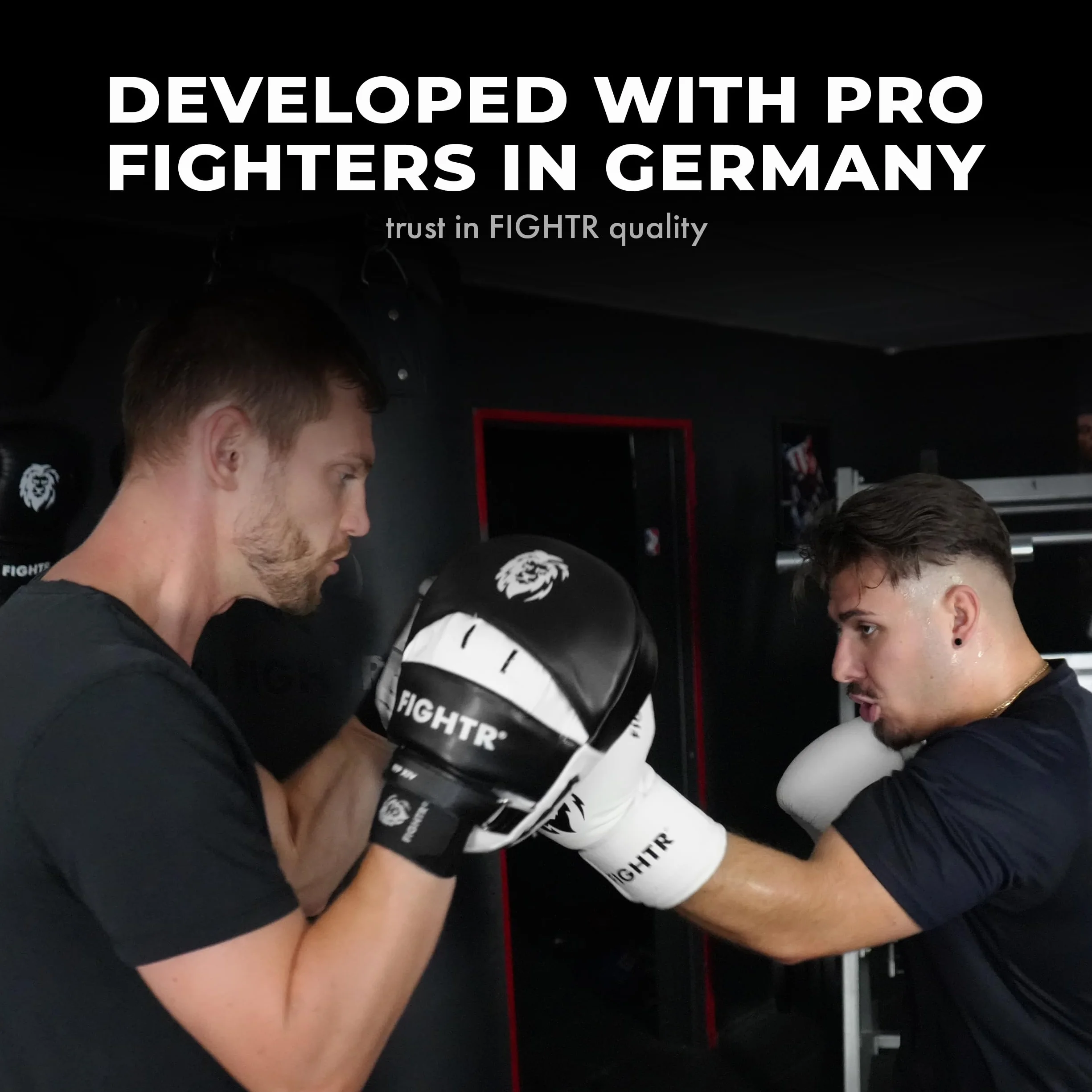 FIGHTR® Manoplas de Boxeo para Artes Marciales, Blanco y Negro, Incluye Bolsa de Transporte