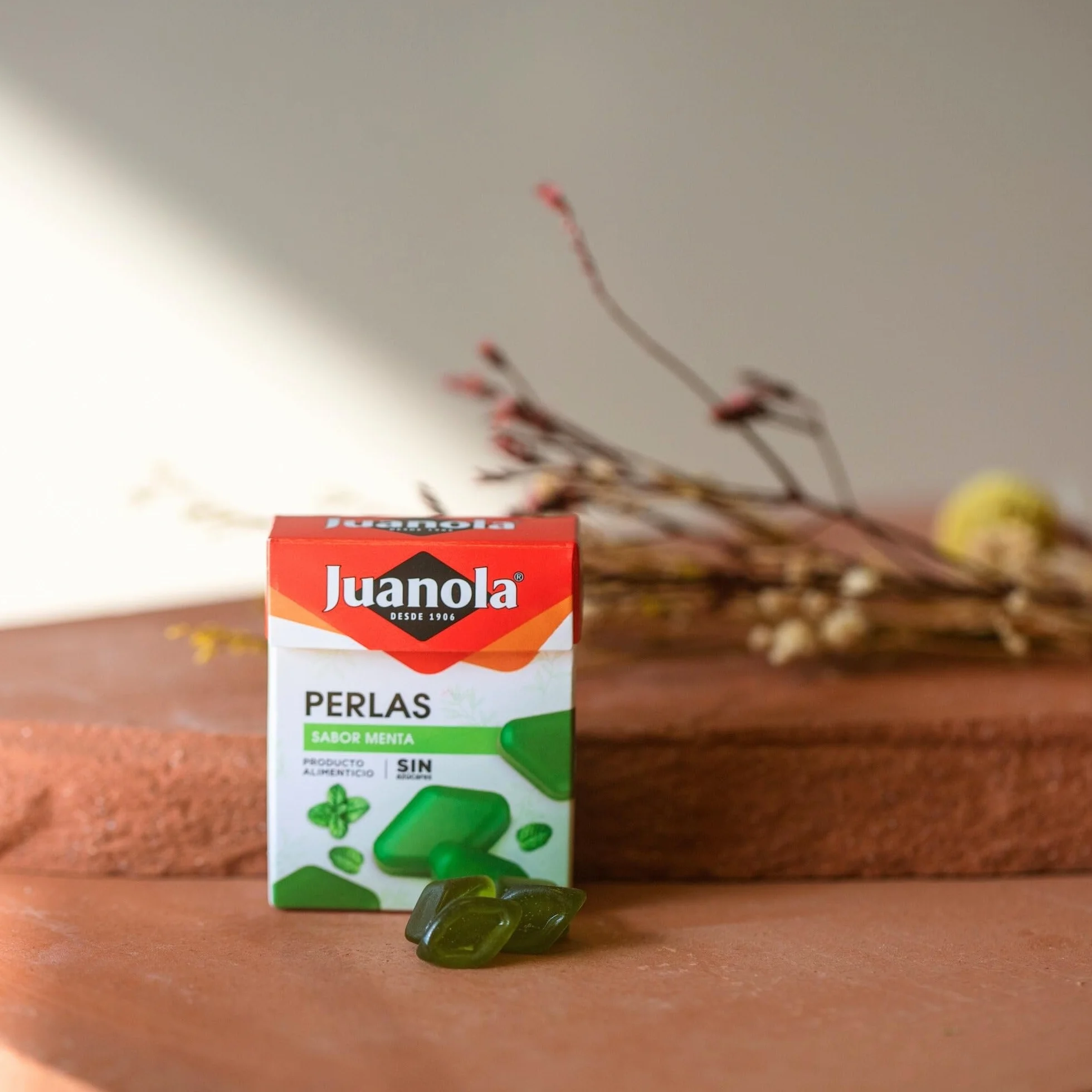 Juanola Perlas Sabor Menta - Sin azúcar, sin gluten - Cómodo formato de bolsillo - Ideal para llevar contigo a todas partes - Refrescan tu boca y tu garganta - 25g