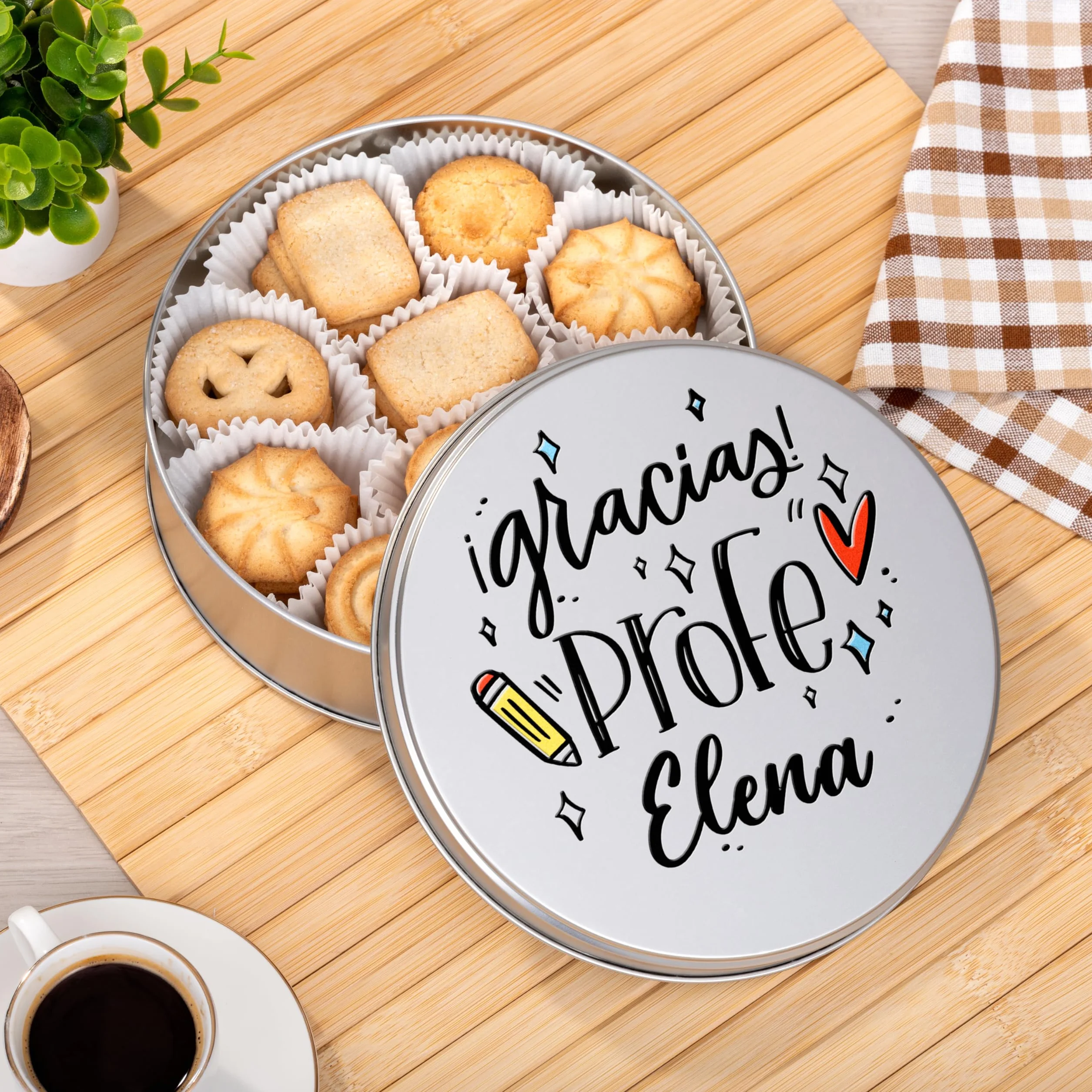 Made In Gift | Lata de Galletas Personalizada para Profesores – Regalo Fin de Curso con Nombre y Mensaje – Caja con Galletas de Mantequilla para Maestros y Seños (Gracias profe)