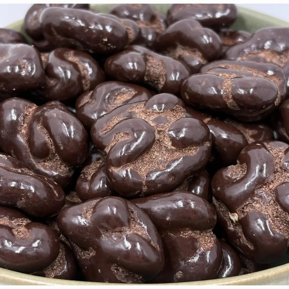 NULTHY 500g - Nueces Bañadas en Chocolate Negro, Snack Gourmet Premium, Corazón de Grano Crujiente, Postre Energético