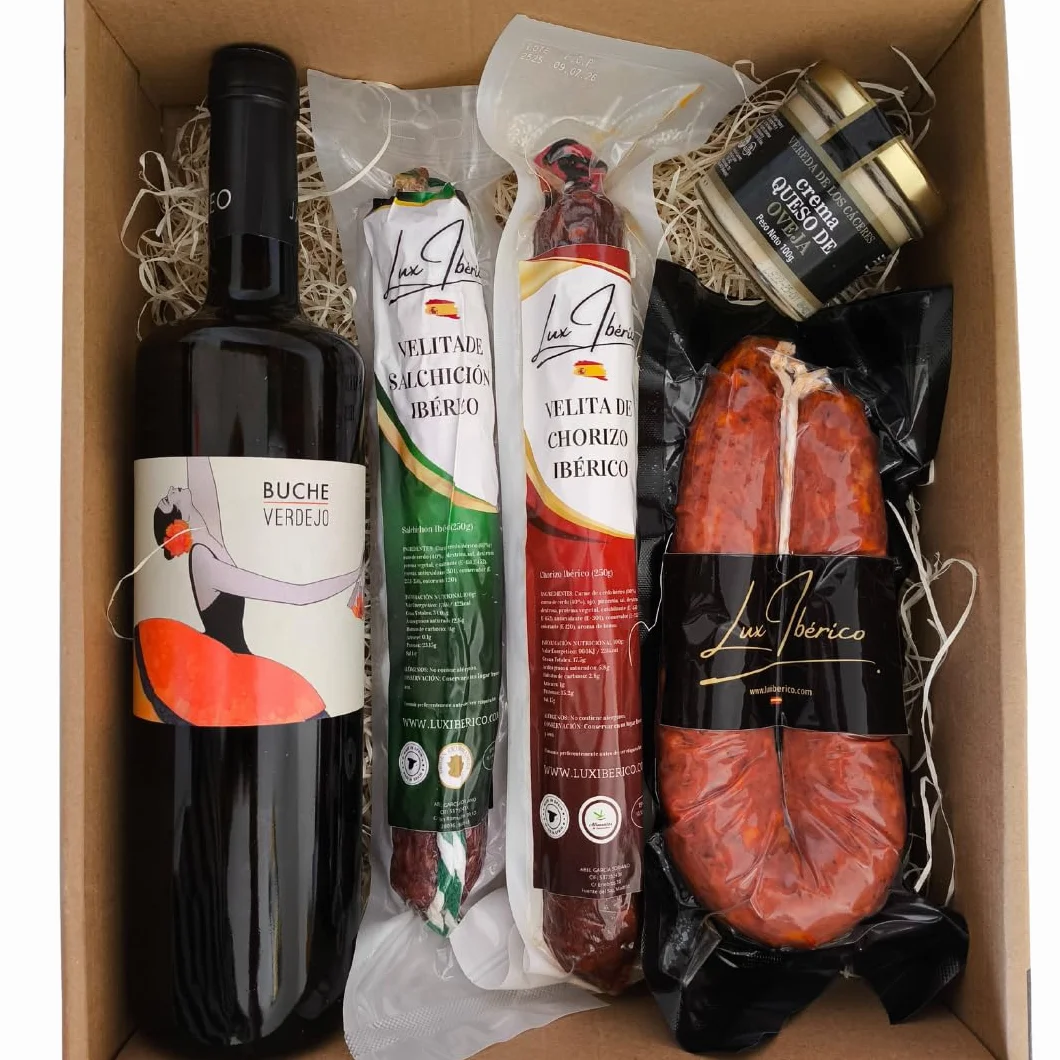 Cesta Gourmet "Livia" - Vino Blanco Verdejo, Embutido y Morcilla | Vino blanco Verdejo, velitas de chorizo y salchichón ibérico, morcilla patatera y crema de queso de oveja. Para regalar.