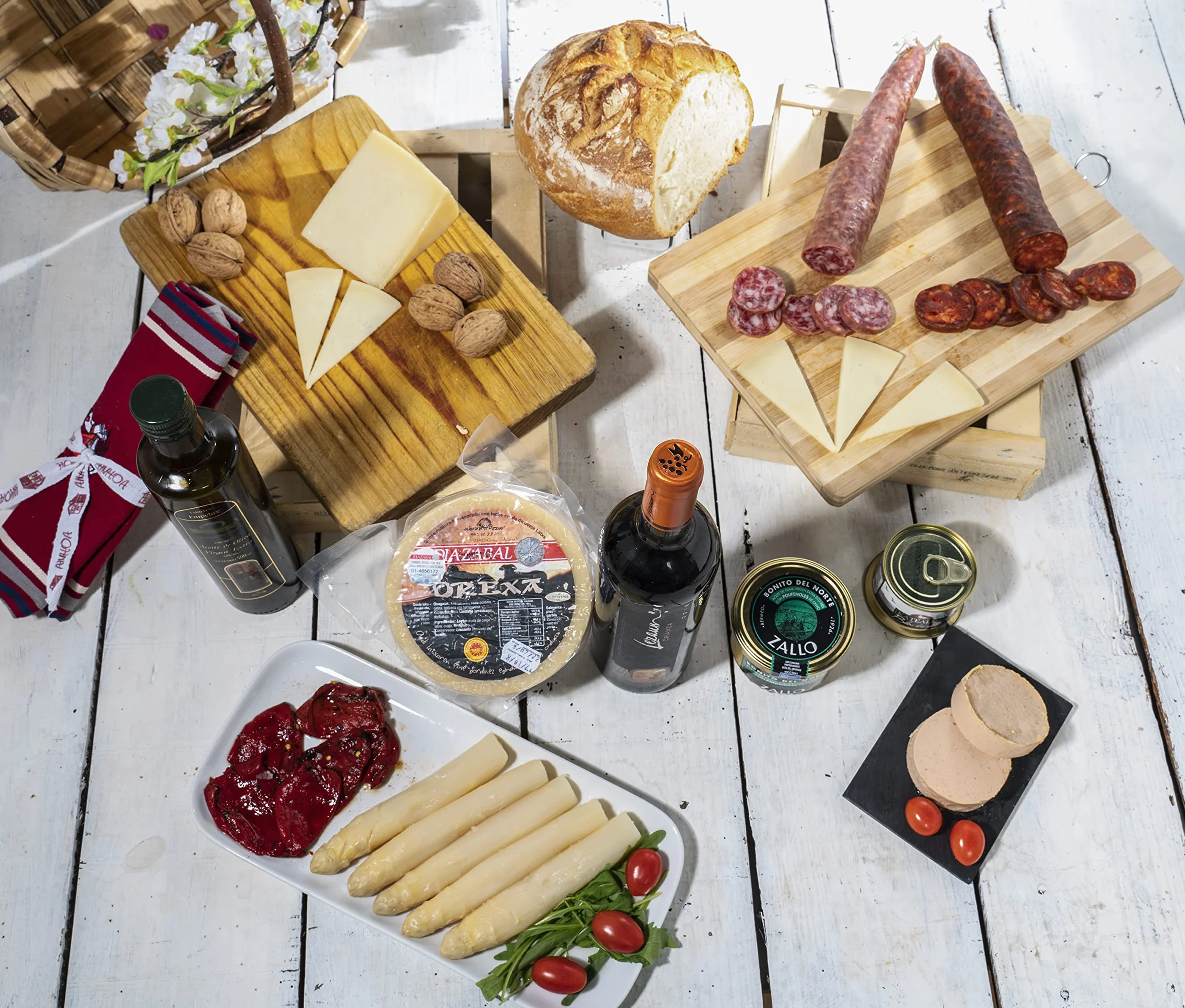 Lote Gourmet Euskal Herria - Cesta Navidad Queso Idiazabal, Pate, Chorizo, Espárragos de Navarra, Pimientos del Piquillo