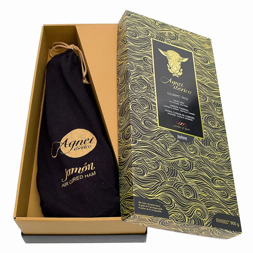 Agnei Ibérico - Pierna Curada de Cordero - Envasada al Vacío - Estuche Regalo con Jamonero y Cuchillo (1 kg Aprox)