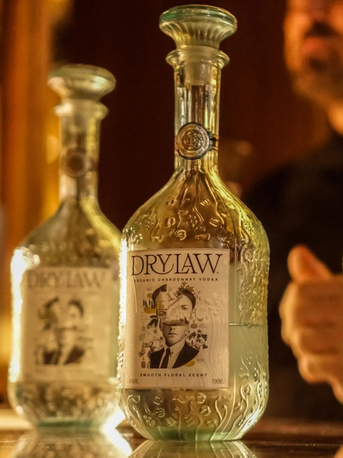 Drylaw Vodka orgánico premium de uvas Chardonnay. Afrutado y floral, con notas de ciruela jugosa, vainilla suave y hierbas frescas. Botella decorativa. Gold en Global Spirits Masters 2024.