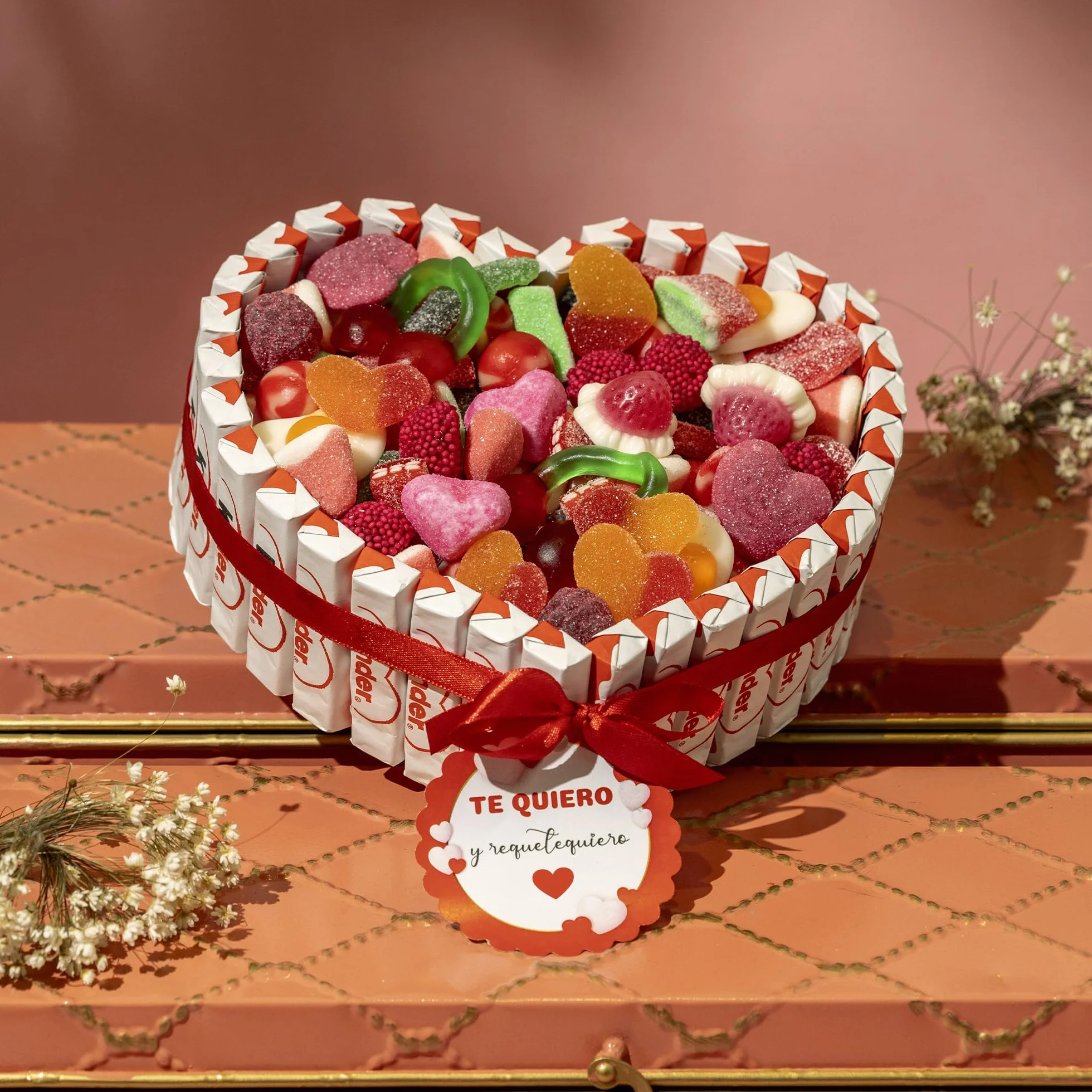 Onza Regalo dia de la madre original - Cesta de Chocolates Kinder y Chucherías para Regalar - Corazón Chocolatinas Kinder - Gran Surtido Chuches y Gominolas