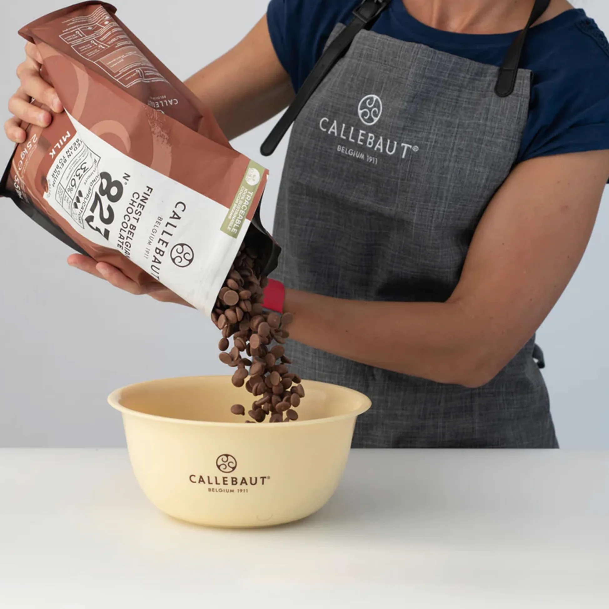 Callebaut 33,6% pepitas de Chocolate con Leche (callets) - Lote de 3 x 1kg