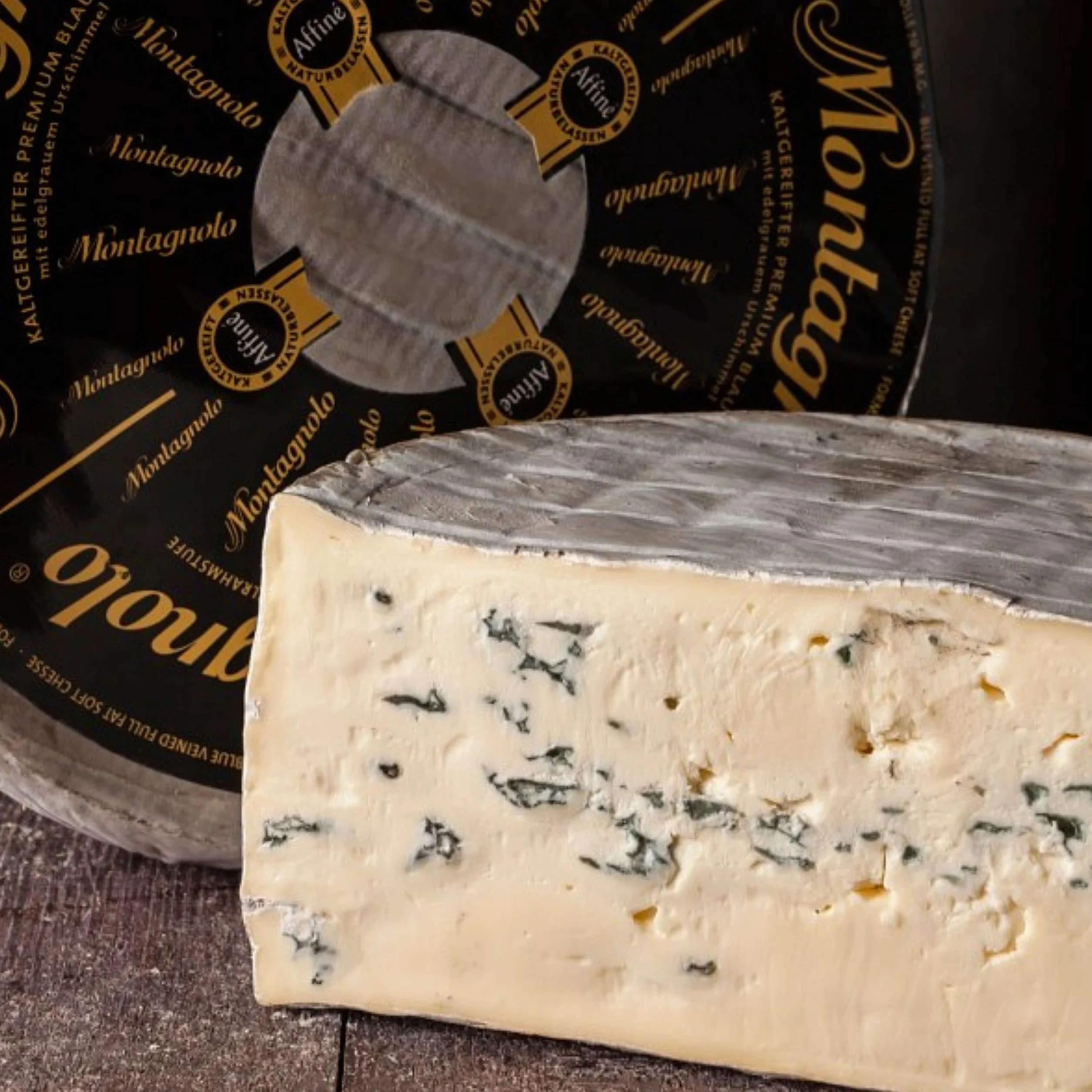 Queso Azul Cremoso Montagnolo - Hecho a partir de leche de vaca pasteurizada y se elabora a partir de una receta tradicional - Medio Queso 1.100 gramos Peso Aproximado