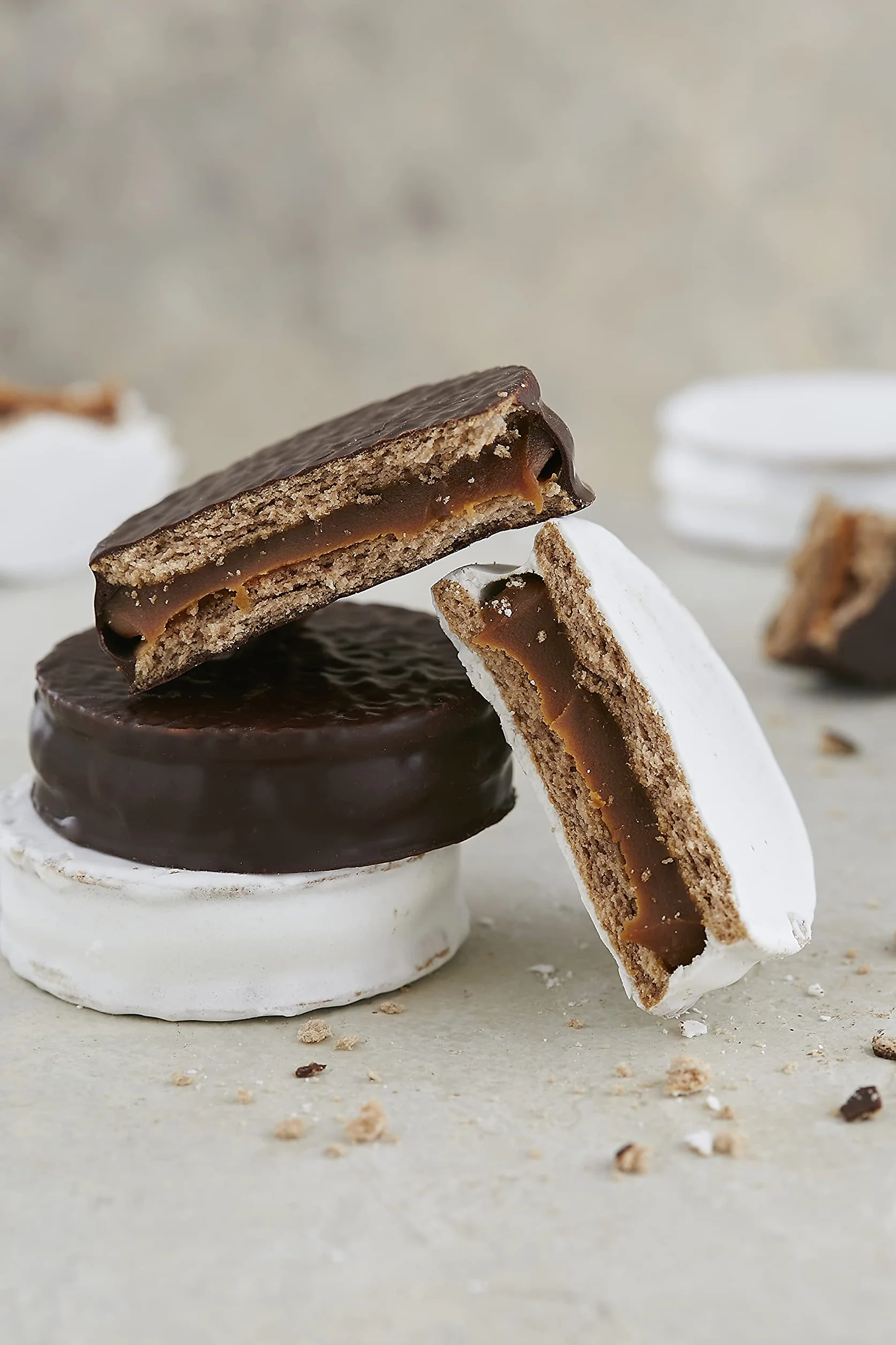 Havanna Alfajores Argentinos | Mixtos de Chocolate y Merengue | Galletas Rellenas de Dulce de Leche | Alfajores Argentinos tradicionales Gourmet | Caja 12 Unidades | 612g