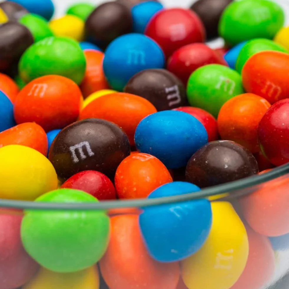 M&M's Peanuts Snack en Bolitas de Colores con Cacahuete y Chocolate con Leche, Pack Ideal para Compartir o Regalar en Navidad, 24 x 45g