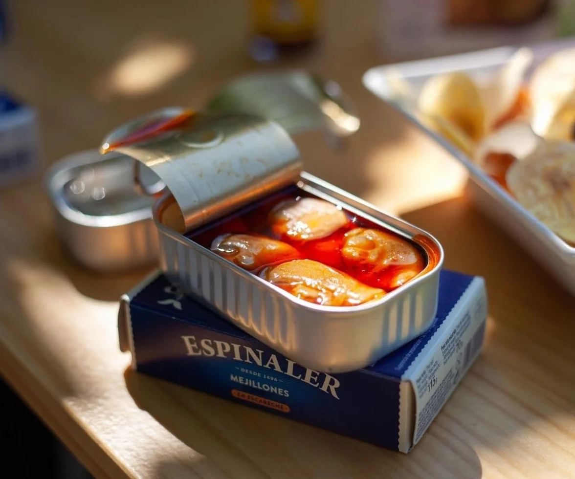 Espinaler Cesta Gourmet Aperitivo Pack Regalo con Vermut Rojo Aceitunas Patatas Ecológicas Salsa Berberechos Atún Claro Mejillones