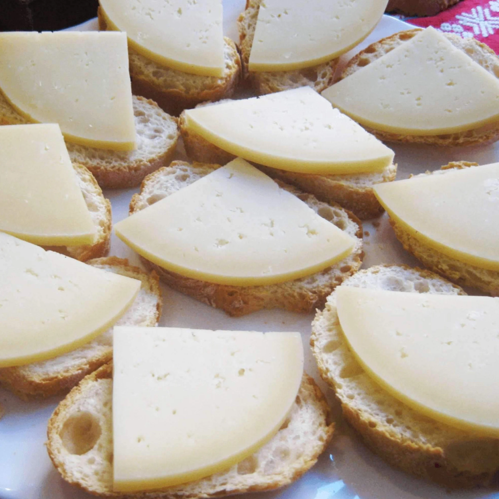 Queso Idiazabal Blanco - Elaborado con Leche Cruda de Oveja Latxa - Peso Aproximado 1000 gramos - Ideal para comer solo o acompañado - Queso de Oveja Idiazabal