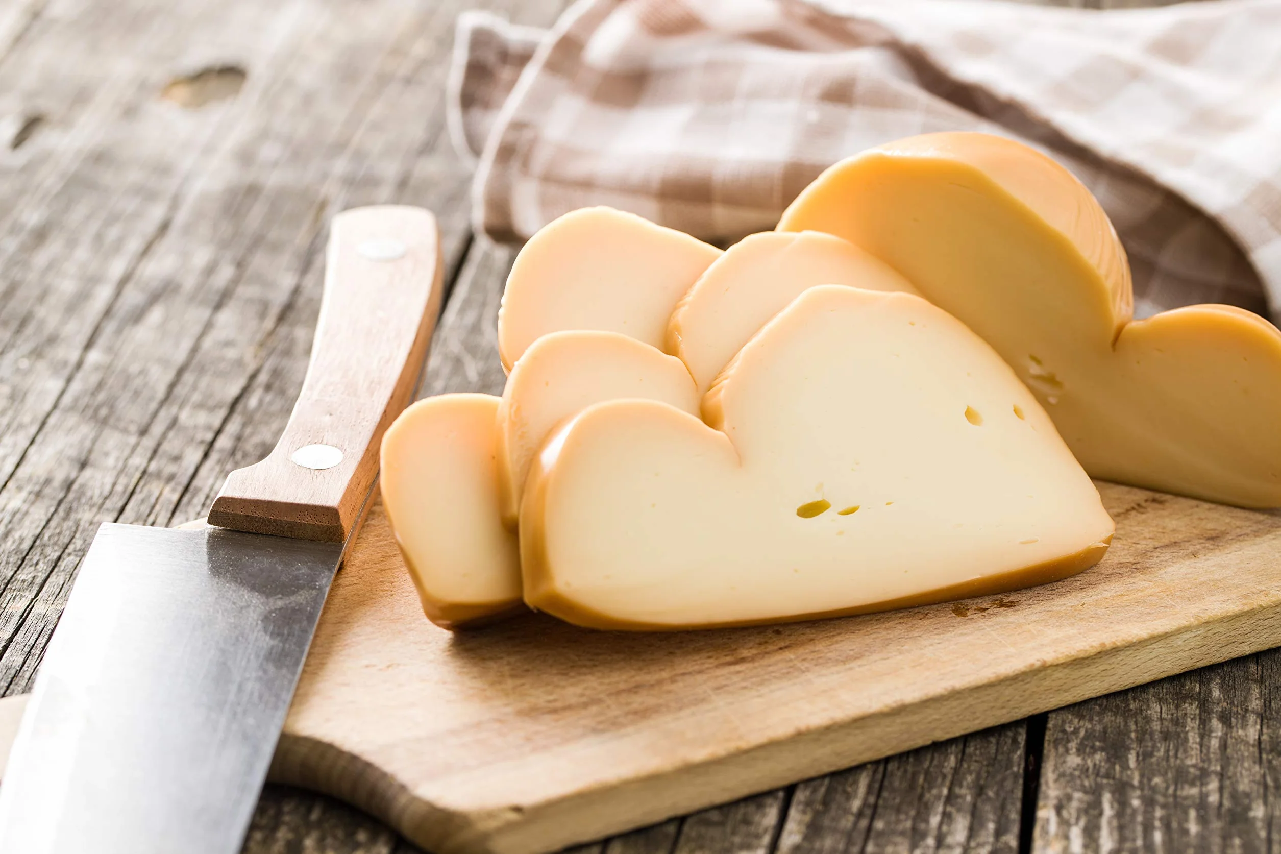 Caja de degustación de quesos italianos | Formato económico | Provola ahumado 450g, Queso Primo Sale a la pimienta 950g, Pecorino Toscano 450g y Caciocavallo clásico 750g