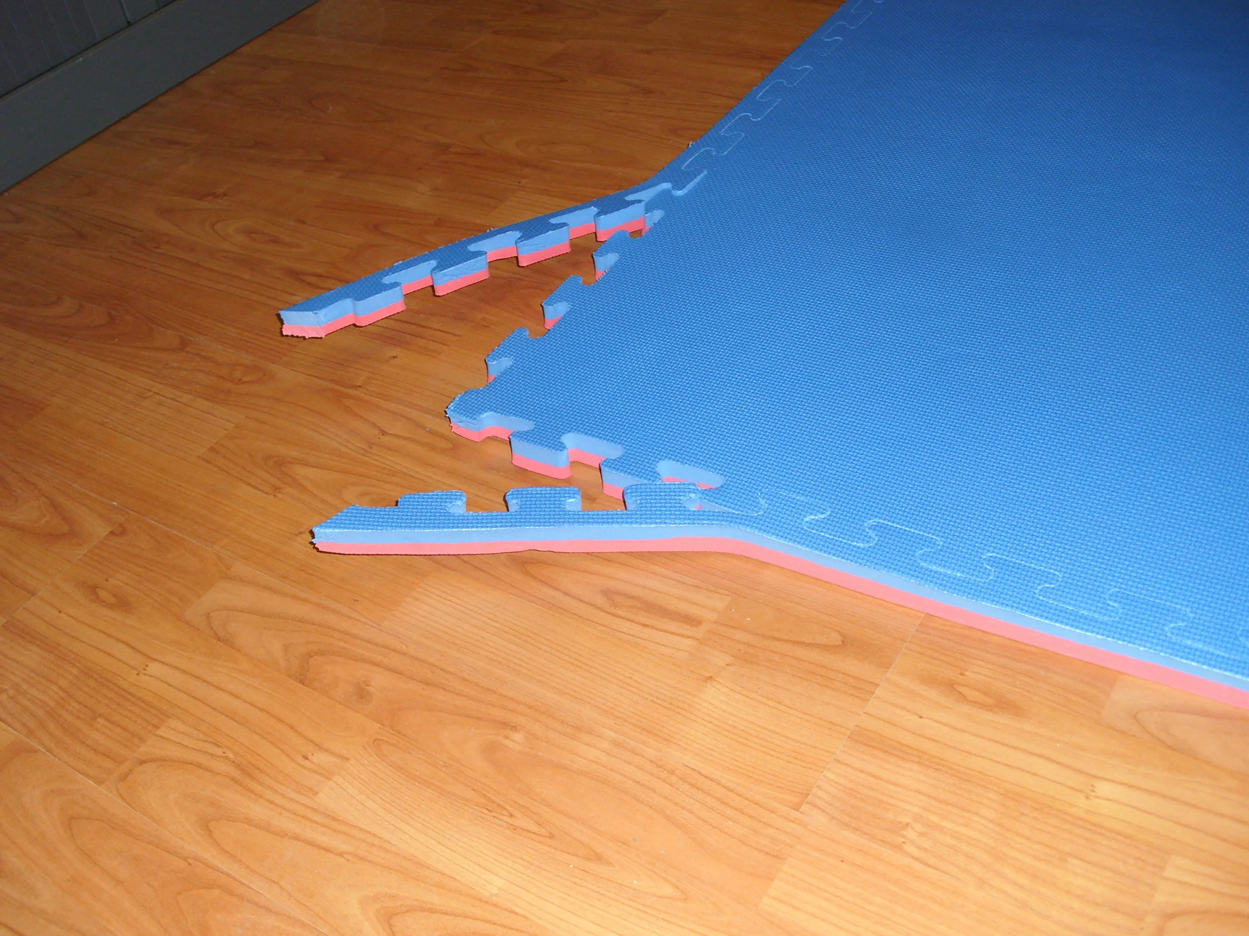 Grupo Contact Suelo Tatami Puzzle 2 cm Rojo Azul Borde Liso Desmontable 1 x 1 m