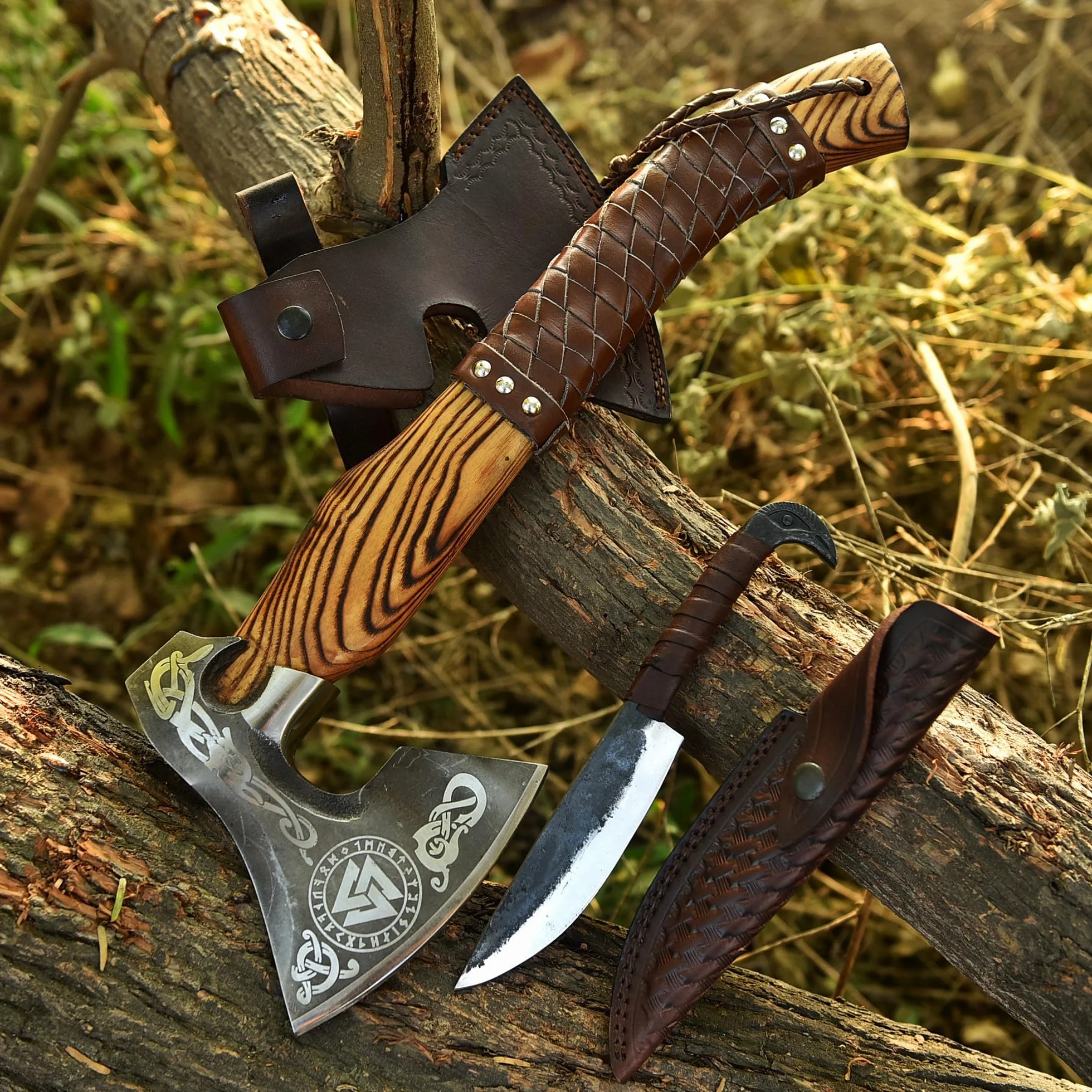 Hacha vikinga hecha a mano 2 en 1 con cuchillo cabeza de gallo, mango 48 cm madera arce, hoja acero carbono 1095, funda cuero