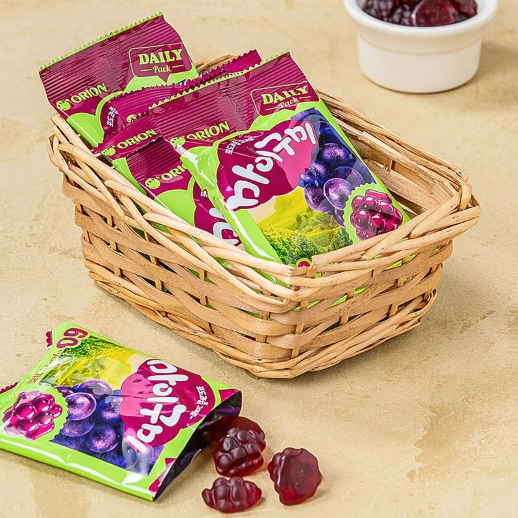 Korean Market | Caja Misteriosa de Dulces Coreanos | Un Regalo Dulce | 1 Caja Galletas Choco, 2 Refrescos, 2 Sticks Galleta y Choco, 2 Nubes de Caramelo, 2 Algodón de Azúcar y 2 Gominolas Coreanas