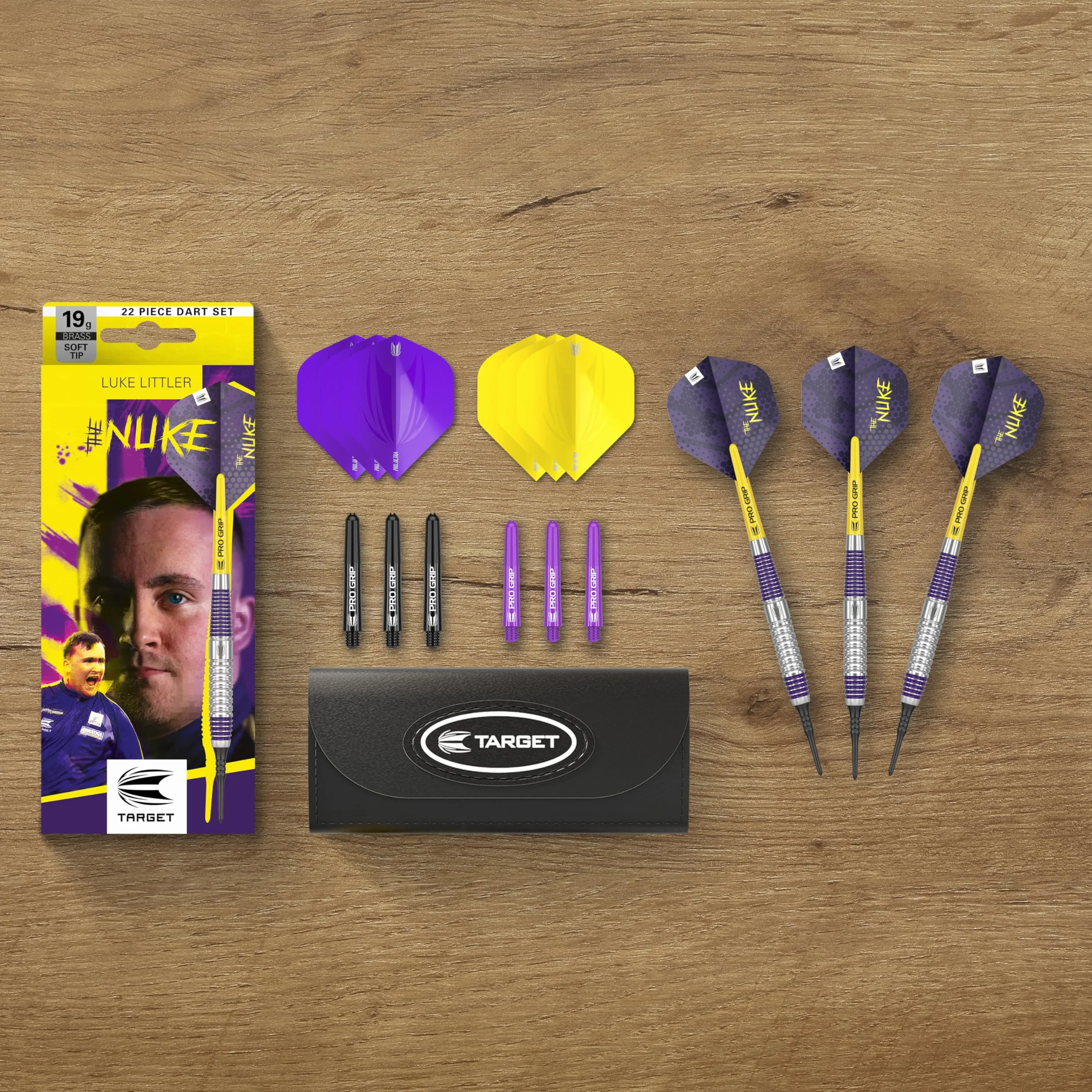 Target Darts Luke Littler Set Dardos Punta Blanda Latón 19G The Nuke Player Edition con Plumas Cañas Estuche