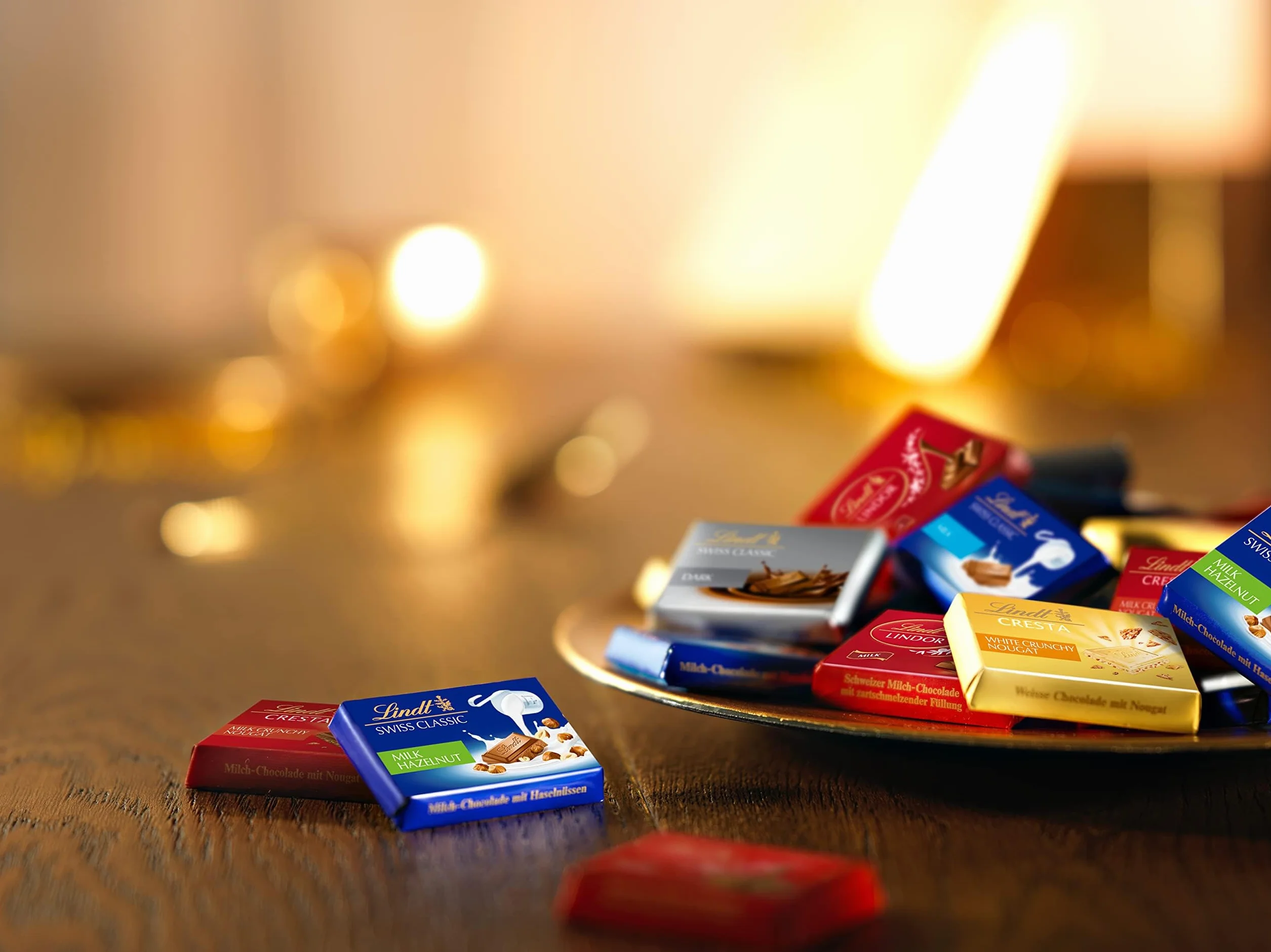 LINDT Napolitanas Suizas, contiene un surtido de minitabletas de chocolate envueltas individualmente, chocolate con leche, de chocolate blanco,chocolate negro,chocolate con avellanas, aprox76uds, 500g