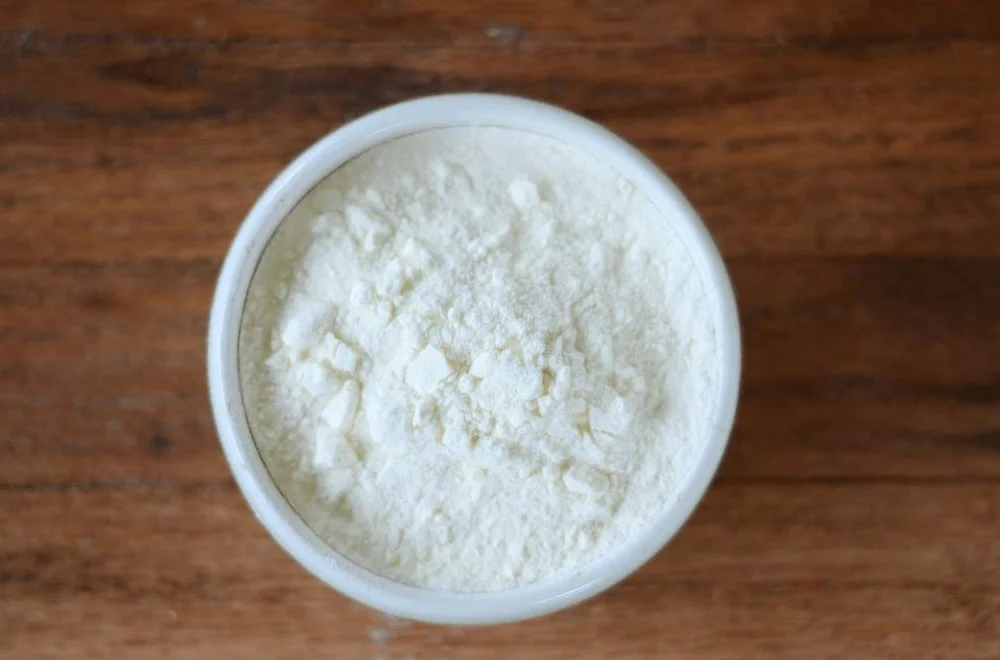 Nestlé Nido Leche en Polvo Entera - Crema Instantánea para Bebidas de Café y Té con Vitaminas y Minerales Añadidos y Sin Conservantes ni Colorantes - Lata de 400 g