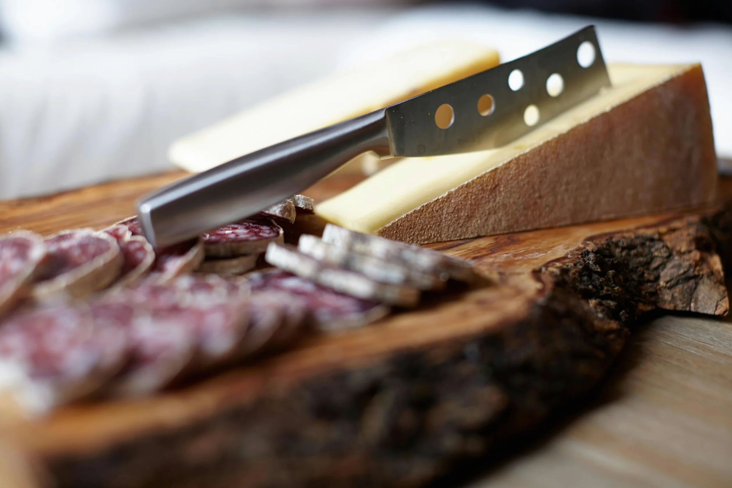 Jamón Ibérico de Bellota 100% Ibérico, Pata Negra, Aprox. 8-8,5 kg, con Chorizo o Salchichón de Bellota y Cuña de Queso de Oveja+miel natural de encina, Marca Guiju.Certificado brida negra.