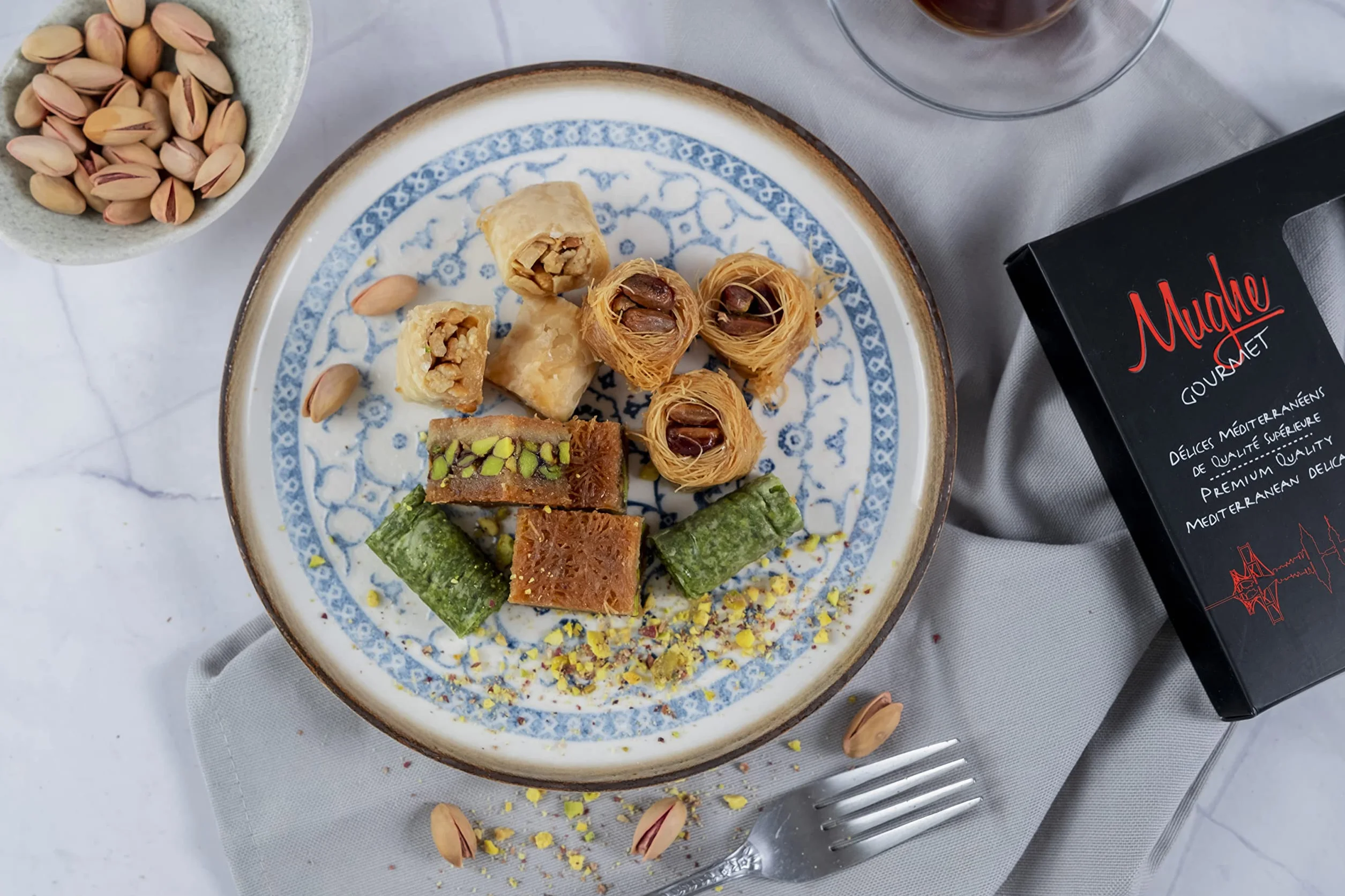 Mughe Gourmet - Caja de regalo de surtido de baklava de pistacho turco en tamaño bocado - Pequeños regalos de pastelería - 150gr/5.3oz - Celebra cumpleaños, Día del Padre y de la Madre, Navidad
