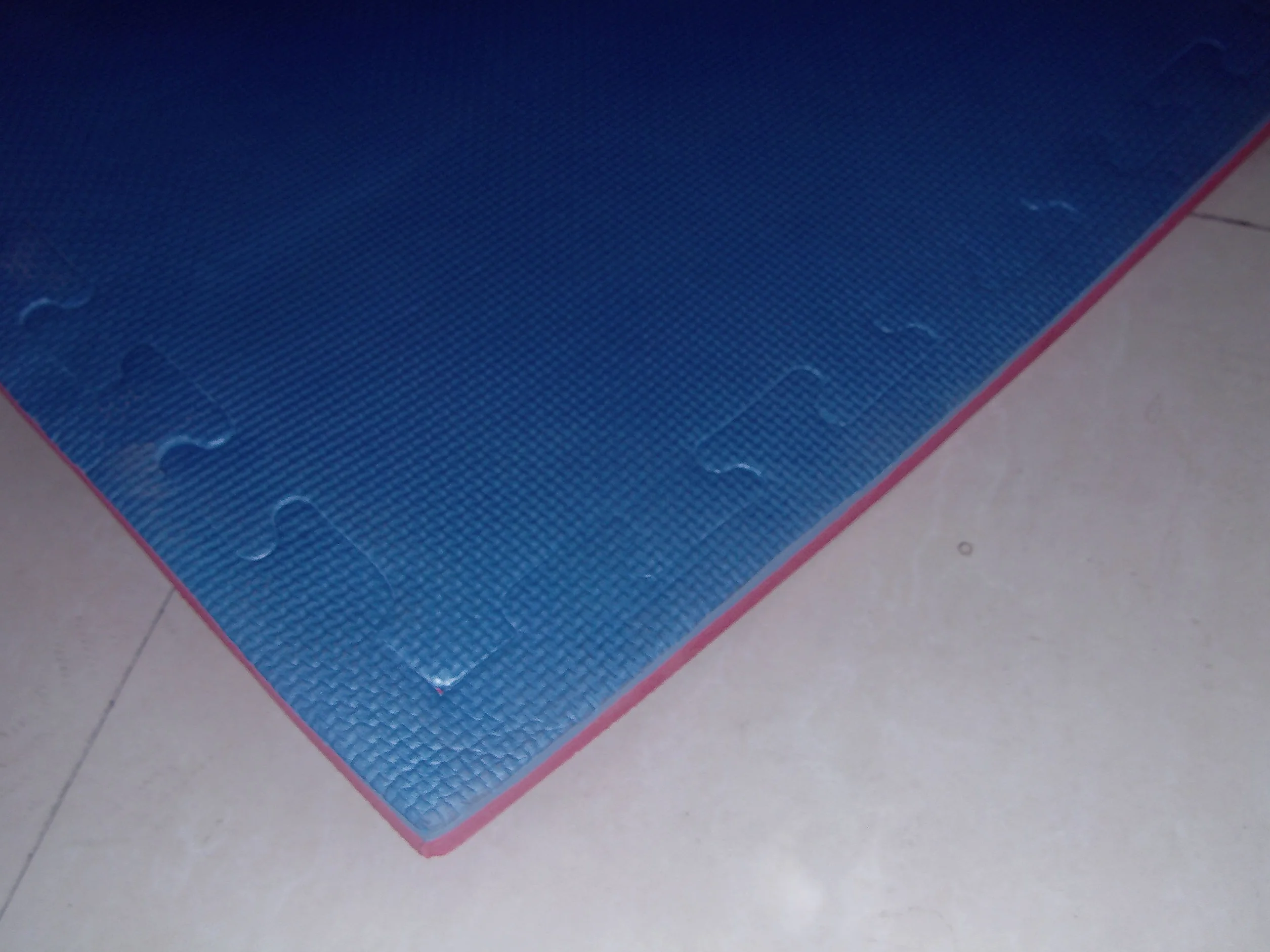 Grupo Contact Suelo Tatami Puzzle 2 cm Rojo Azul Borde Liso Desmontable 1 x 1 m